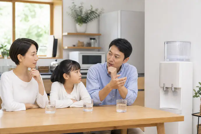 家族で浄水型ウォーターサーバーが生活に合うか話し合っている様子