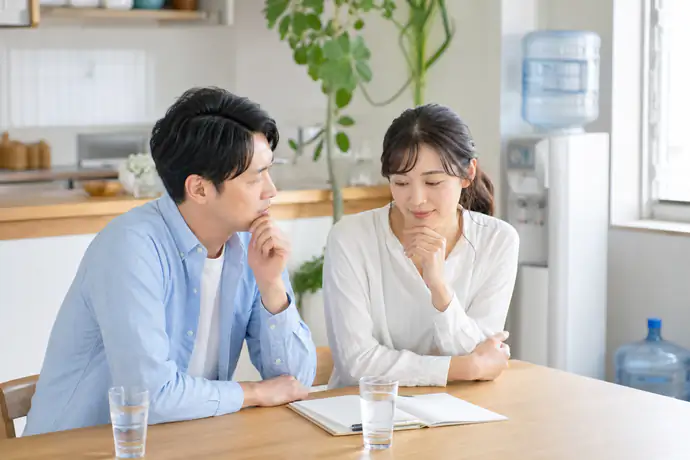 家庭でウォーターサーバーの楽さと備えのどちらを重視するか話し合っている様子