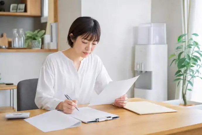 ウォーターサーバーの解約前に契約書と確認項目を見直す女性