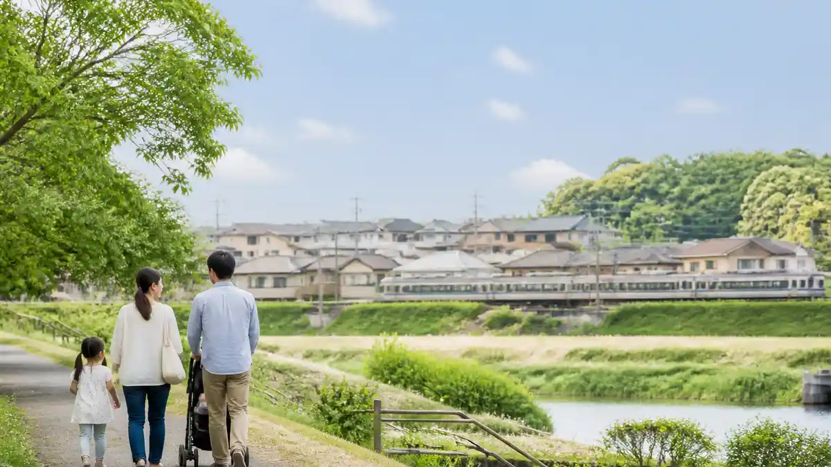 我孫子市の住みやすさと子育て環境を表す住宅地と緑、鉄道の風景