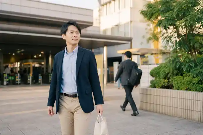 柏駅周辺で通勤帰りの人が買い物をしながら駅から住宅地へ向かう、日常の移動と暮らしの近さが伝わる場面