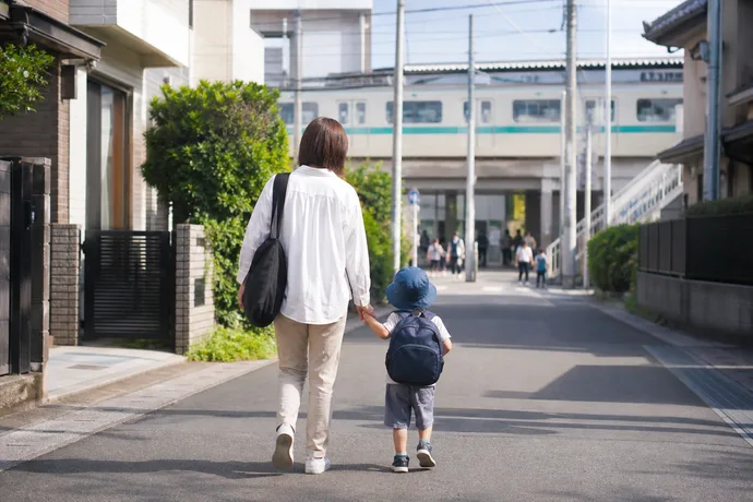 松戸市の駅前から保育施設と買い物先をめぐる子育て家庭の生活動線を伝えるシーン画像