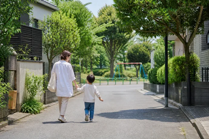 松戸市で子どもと保護者が公園や住宅街を歩き、安心した日常を過ごす場面を伝えるシーン画像