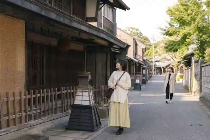流山本町の古い町並みを歩きながら歴史的建造物や古民家を眺める散策の場面