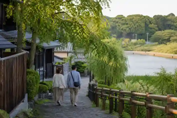 流山本町の歴史的な通りから水辺へ向かい、ゆっくり町歩きを楽しむ場面