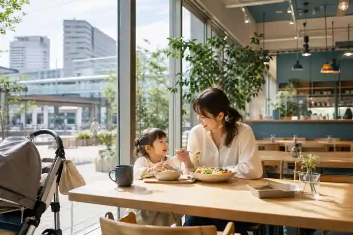 流山おおたかの森駅前のカフェで親子がランチを楽しむ場面