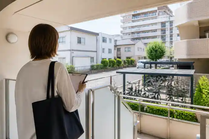 新松戸駅周辺で賃貸・住まいを探す際のチェックポイントの内容を確認する場面を伝えるイメージ画像