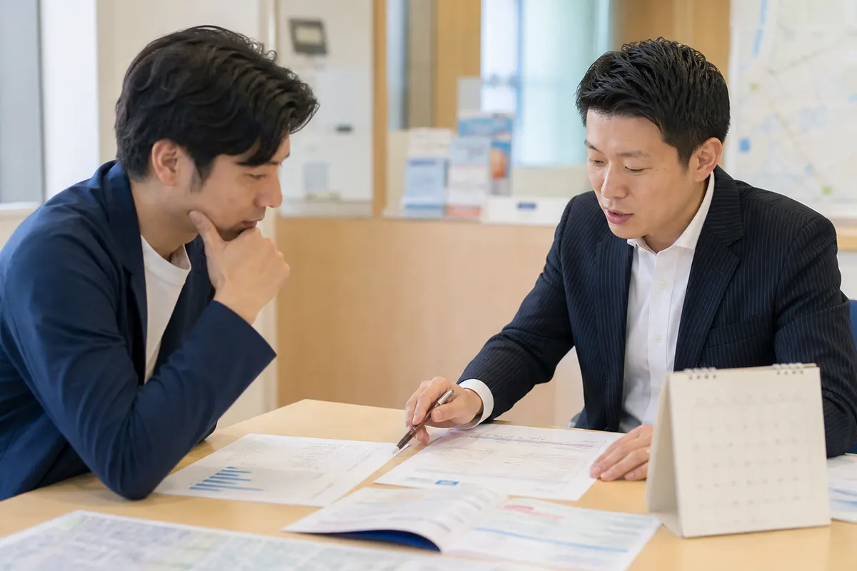 東葛の創業相談窓口で起業希望者が制度資料と開業計画を見比べている場面