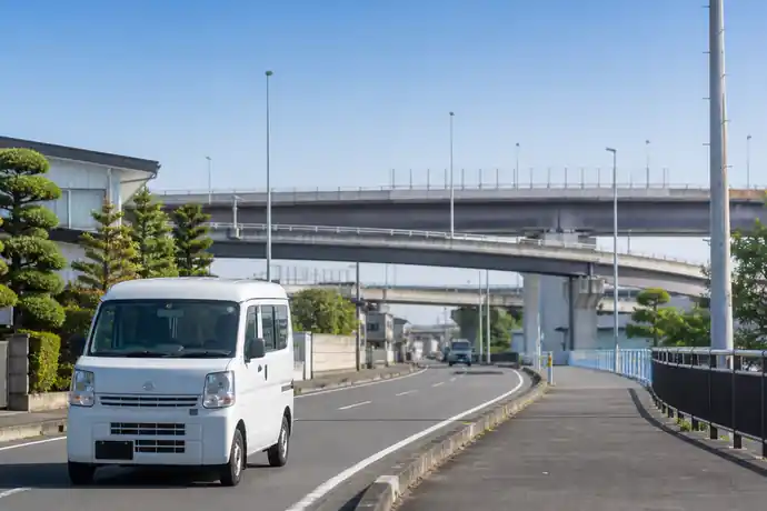 軽貨物ドライバーが荷物の順番と時間指定を確認して一日のルートを組み立てている場面
