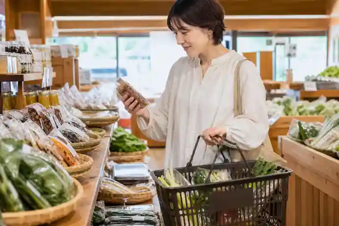 野田の農産物直売所で利用者が地元野菜と加工品を見比べている場面