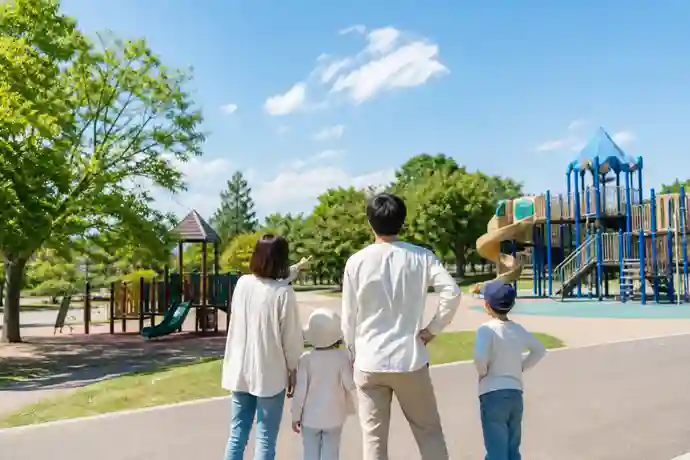 【流山】流山市総合運動公園｜本格アスレチック遊具とスポーツ施設の内容を確認する場面を伝えるイメージ画像