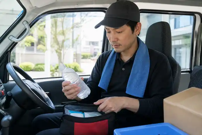 めまい・頭痛・吐き気が出たときの初動と配送中断基準を実践する個人事業主の自然な仕事風景