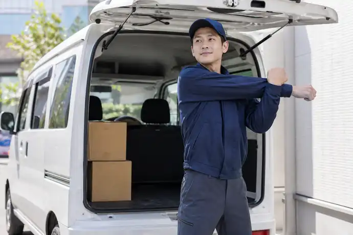稼働の合間にできる腰痛・肩こりリセットストレッチを実践する個人事業主の自然な仕事風景