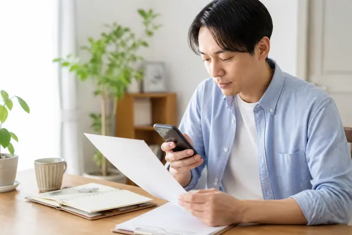 健診結果で再検査・要治療が出たときの対応を実践する個人事業主の自然な仕事風景