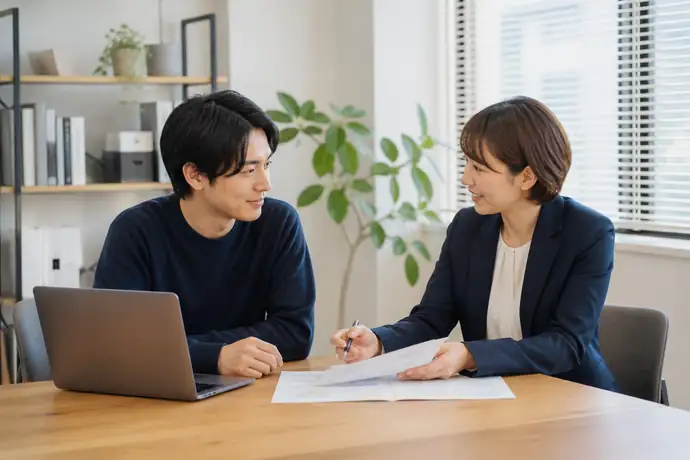 告知義務違反を防ぐ注意点と保険料控除の扱いを実践する個人事業主の自然な仕事風景