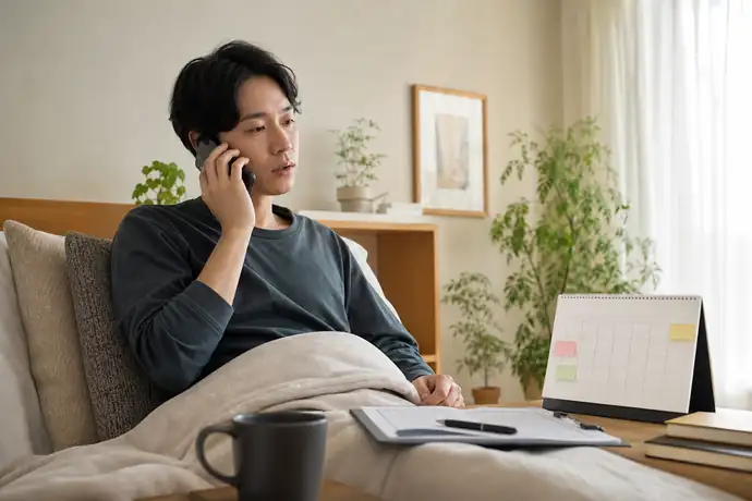 取引先・クライアントへの休業連絡と関係維持を実践する個人事業主の自然な仕事風景