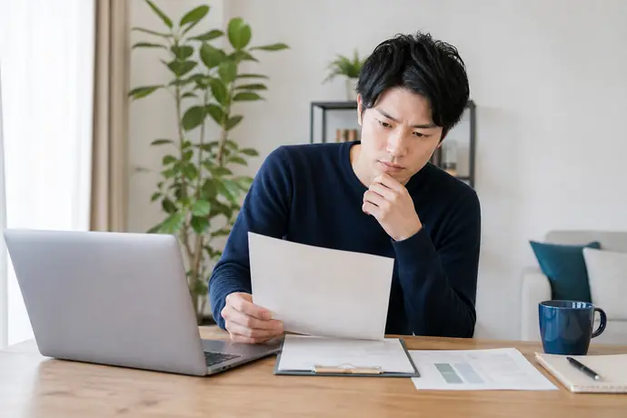 働き方選びで後悔しないための最終確認チェックリストを整理する事業者の自然な作業風景