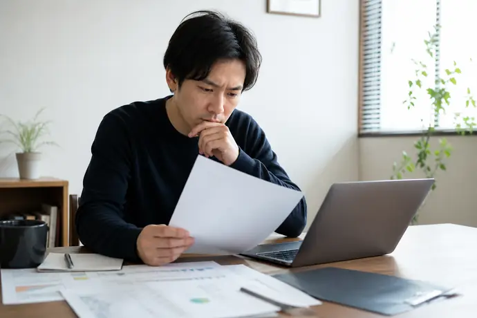 契約を結ぶ前に必ず確認すべき条件チェックシートを確認する読者の自然な仕事風景