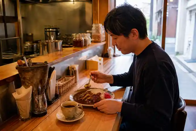 柏本店・系列店舗のアクセスと混雑回避のポイントの内容を確認する場面を伝えるイメージ画像