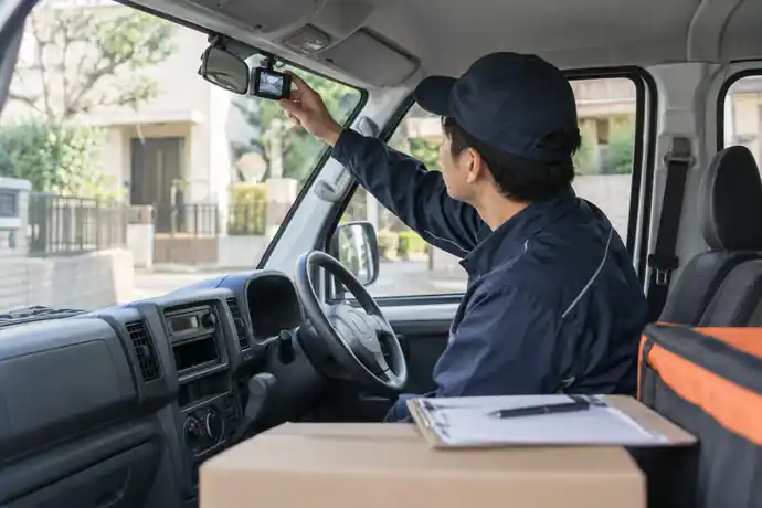 軽貨物車内のカメラ画角と荷室に写り込む伝票を確認している場面