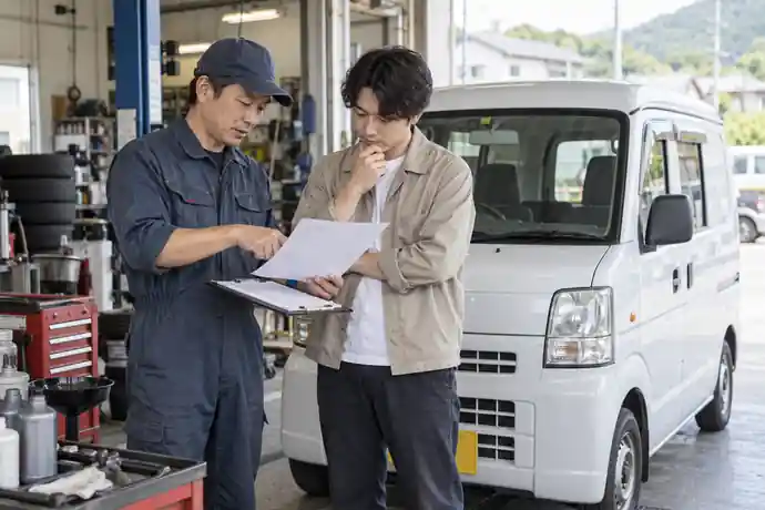 軽貨物のオイル交換の量販店・ガソリンスタンド・整備工場の費用比較を確認している場面