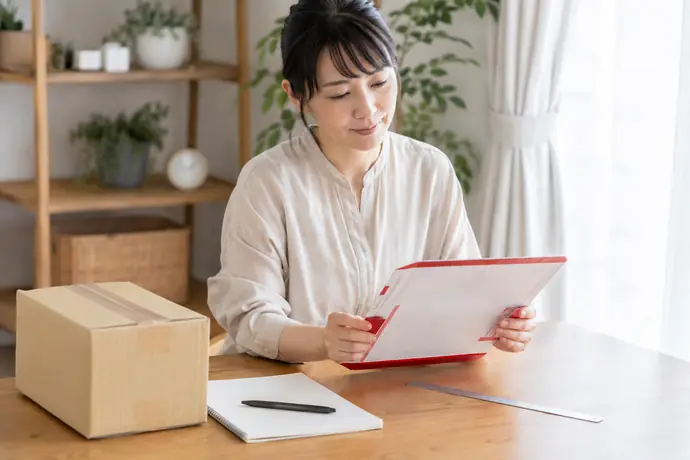 レターパックの荷物を発送前に確認する場面を伝えるシーン画像