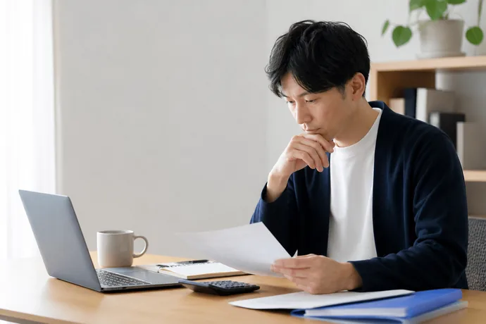 【優先順位の決め方】小規模企業共済とiDeCoはどちらから始めるべきか?の内容を確認する個人事業主の自然な仕事風景
