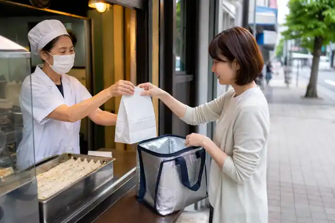 店舗アクセスと専用駐車場・近隣コインパーキングの利用方法の内容を確認する場面を伝えるイメージ画像