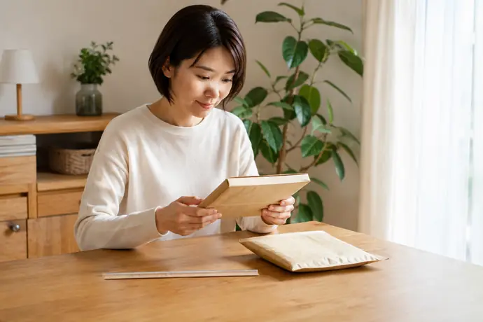 ゆうパケットポストの荷物を発送前に確認する場面を伝えるシーン画像