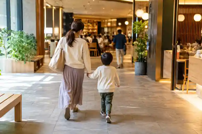 柏駅周辺の商業施設で昼食先を探し、同行する子どもと飲食フロアへ向かう人の場面