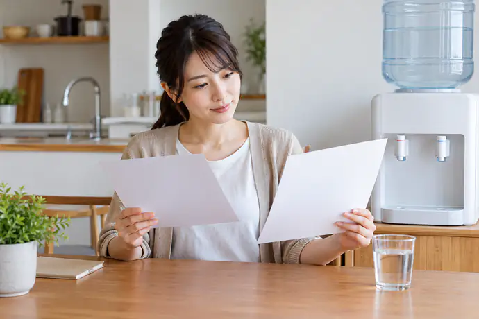 異なる期間の使用記録を照合し、季節以外の条件を確認する家庭の様子。文字なし。